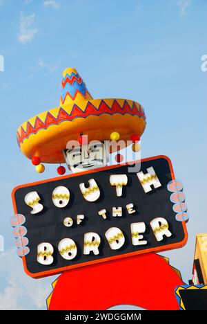 L'attraction emblématique et controversée South of the Border et le piège à touristes ont un grand panneau tenu par une figure caricaturale d'un homme mexicain Banque D'Images