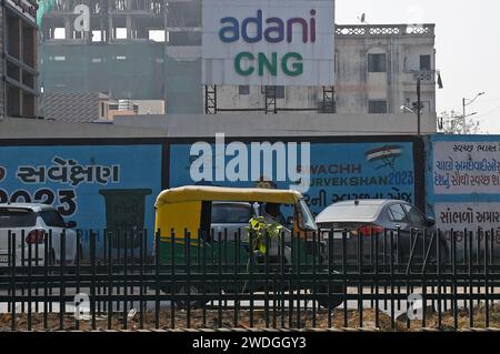 Ahmedabad, Inde. 13 janvier 2024. Le logo Adani CNG (gaz naturel comprimé) est vu d'une rue à Ahmedabad. Le GNC (gaz naturel comprimé) est utilisé dans de nombreux véhicules utilitaires et publics de nos jours pour des raisons environnementales et il est très rentable par rapport à l'essence qui devient très coûteuse. (Photo Ashish Vaishnav/SOPA Images/Sipa USA) crédit : SIPA USA/Alamy Live News Banque D'Images