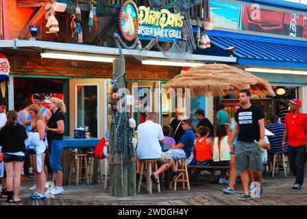 Les gens se rassemblent autour des bars et des cafés le long de la promenade de Myrtle Beach, Caroline du Sud lors d'une soirée de vacances d'été Banque D'Images