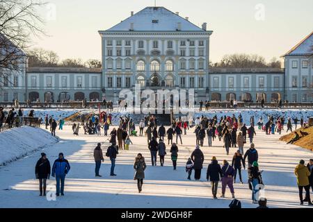 Wintervergnügen auf dem zugefrorenen Nymphenburger Kanal, München, Januar 2024 Deutschland, München, Januar 2024, Schloss Nymphenburg, Wintervergnügen am Nymphenburger Schlosskanal, viele Münchner bummeln am Samstagnachmittag BEI Minusgraden über den zugefrorenen Kanal, Temperaturen BEI -8 Grad und Sonnenschein, Eisfläche noch tragfähig, Wintertag, Winter, Wochenende, Bayern, *** Fun d'hiver sur le canal gelé de Nymphenburg, Munich, janvier 2024 Allemagne, Munich, janvier 2024, Nymphenburg Palace, amusement hivernal sur le canal du palais Nymphenburg, de nombreux résidents de Munich se promènent le long du canal gelé sur sa Banque D'Images