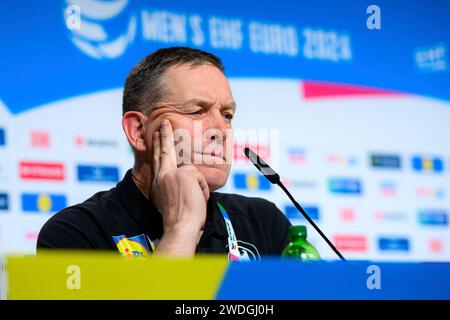 Koeln, Deutschland : Handball EM 2024 - Hauptrunde - Deutschland - Oesterreich entraîneur Alfred Gislason (Deutschland) in der Pressekonferenz nachdenklich/GrÃ belnd/gruebelnd Banque D'Images