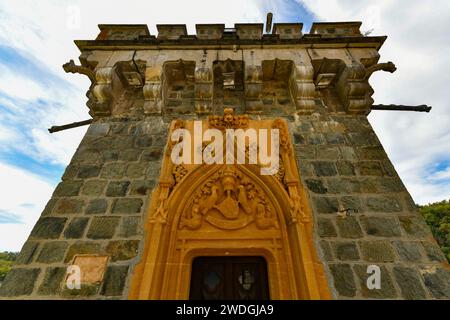 Vue aérienne du beau Château de la Roche est un beau château restauré situé à Saint-Priest-la-Roche à Roanne, France. Banque D'Images