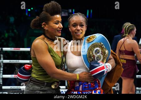 Natasha Jonas (à droite) célèbre avec sa mère Esther après avoir remporté le combat IBF Welterweight Title contre Mikaela Mayer au M&S Bank Arena, Liverpool. Date de la photo : samedi 20 janvier 2024. Banque D'Images