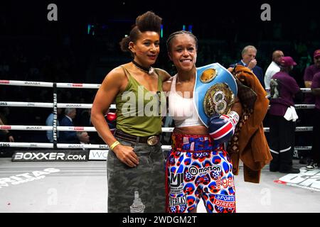 Natasha Jonas (à droite) célèbre avec sa mère Esther après avoir remporté le combat IBF Welterweight Title contre Mikaela Mayer au M&S Bank Arena, Liverpool. Date de la photo : samedi 20 janvier 2024. Banque D'Images