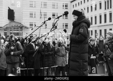 Demokratie Verteidigen Deutschland, Berlin am 14.01.2024 : Paula Hartmann, Schauspielerin und Sängerin, hält zum ersten mal eine Rede vor Tausende Demonstrierende vorm Brandenburger Tor auf dem Pariser Platz. Schwarz Weisses Foto. *** Demokratie Verteidigen Deutschland, Berlin le 14 01 2024 Paula Hartmann, actrice et chanteuse, prononce pour la première fois un discours devant des milliers de manifestants devant la porte de Brandebourg sur Pariser Platz photo noir et blanc Banque D'Images