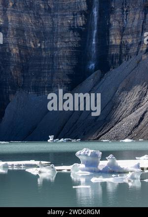 Des icebergs flottent dans le lac Upper Grinnell dans le parc national Glacier du montana par un bel après-midi. Banque D'Images