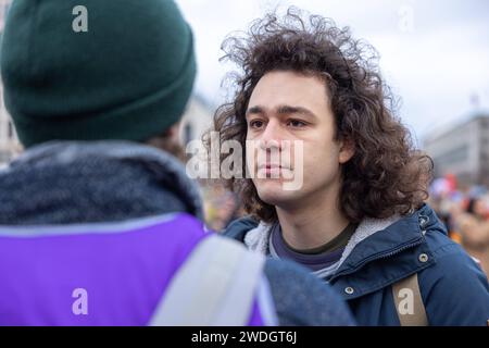 Demokratie Verteidigen Deutschland, Berlin am 14.01.2024 : Louis Motaal Klimaaktivist FFF *** Demo Democracy Defend Germany, Berlin on 14 01 2024 Louis Motaal Climate Activist FFF Banque D'Images