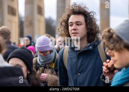 Demokratie Verteidigen Deutschland, Berlin am 14.01.2024 : Louis Motaal Klimaaktivist FFF *** Demo Democracy Defend Germany, Berlin on 14 01 2024 Louis Motaal Climate Activist FFF Banque D'Images