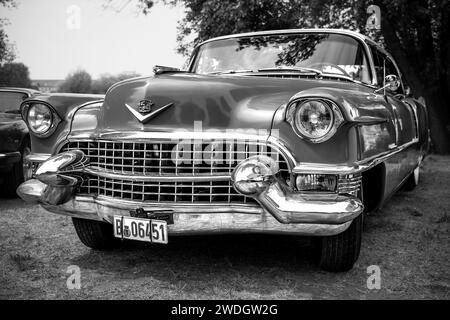 WERDER (HAVEL), ALLEMAGNE - 20 MAI 2023 : la voiture de luxe Cadillac Series 62 coupe de ville, 1951. Oldtimer - Festival Werder Classics 2023 Banque D'Images