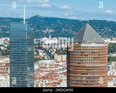 Lyon, France - 22 août 2022 : quartier d'affaires de la part-Dieu, et ses tours, de la colline de Fourvière. La colline est le site de la colonie romaine originale Banque D'Images