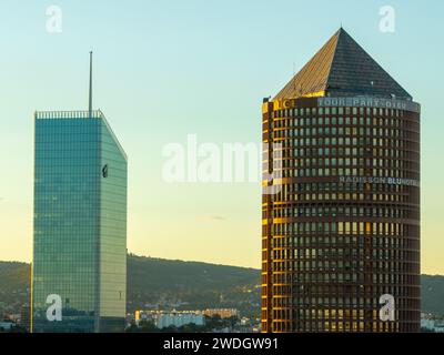 Lyon, France - 22 août 2022 : quartier d'affaires de la part-Dieu, et ses tours, de la colline de Fourvière. La colline est le site de la colonie romaine originale Banque D'Images