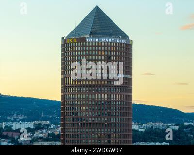 Lyon, France - 22 août 2022 : quartier d'affaires de la part-Dieu, et ses tours, de la colline de Fourvière. La colline est le site de la colonie romaine originale Banque D'Images