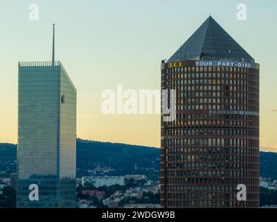 Lyon, France - 22 août 2022 : quartier d'affaires de la part-Dieu, et ses tours, de la colline de Fourvière. La colline est le site de la colonie romaine originale Banque D'Images