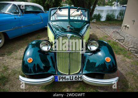 WERDER (HAVEL), ALLEMAGNE - 20 MAI 2023 : la petite voiture familiale DKW F8. Oldtimer - Festival Werder Classics 2023 Banque D'Images