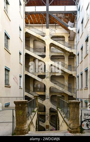 Cour des Voraces à Lyon, France. La Cour des Voraces, également appelée Maison de la République, est un bâtiment de cour dans le quartier des pentes, célèbre pour Banque D'Images