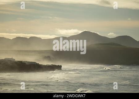 Vagues se brisant sur la côte nord de l’île de São Miguel dans l’après-midi, avec beaucoup de brouillard de l’océan Atlantique. Île Sao Miguel, Açores Banque D'Images