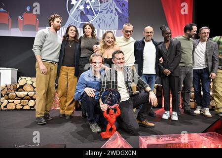 Alpe d Huez, France. 20 janvier 2024. Olivier Ducray, Wilfriend Meance avec leurs prix, Pablo Pauly, Julia Faure, Bernard Campan présents à la cérémonie de clôture du 27e Festival de l'Alpe d'Huez à l'Alpe d'Huez, France le 20 janvier 2024. Photo Julien Reynaud/APS-Medias/ABACAPRESS.COM crédit : Abaca Press/Alamy Live News Banque D'Images