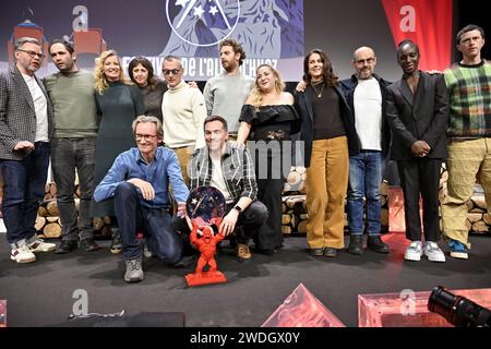 Alpe d Huez, France. 20 janvier 2024. Alexandra Lamy, Olivier Ducray, Wilfriend Meance avec leurs prix, Pablo Pauly, Julia Faure, Bernard Campan présents à la cérémonie de clôture du 27e Festival de l'Alpe d'Huez à l'Alpe d'Huez, France le 20 janvier 2024. Photo Julien Reynaud/APS-Medias/ABACAPRESS.COM crédit : Abaca Press/Alamy Live News Banque D'Images