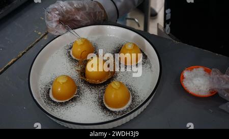 Pudding à l'ananas servi avec des granulés de chocolat en poudre Banque D'Images