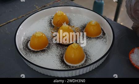 Pudding à l'ananas servi avec des granulés de chocolat en poudre Banque D'Images