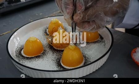 Pudding à l'ananas servi avec des granulés de chocolat en poudre Banque D'Images