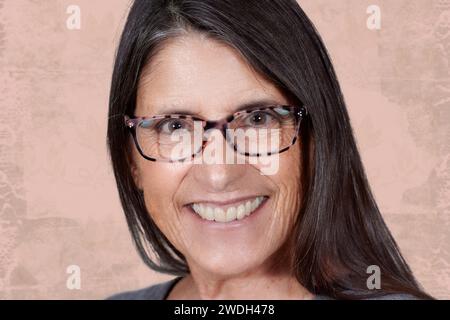 Gros plan d'une femme âgée souriant portant des lunettes Banque D'Images