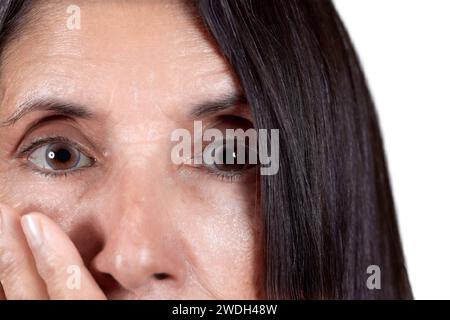 Gros plan d'une femme âgée avec la main sur la bouche Banque D'Images
