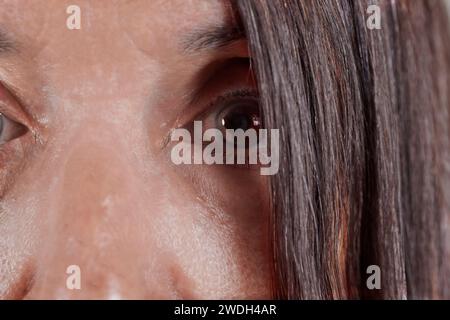 Gros plan de l'oeil d'une femme âgée Banque D'Images