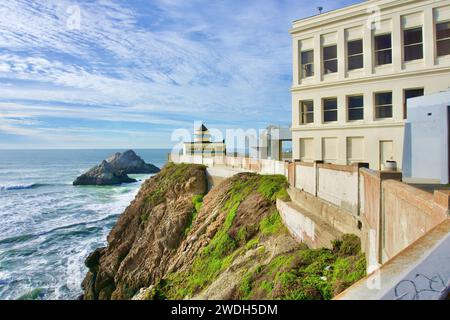 Le Giant Camera ou Camera Obscura, un monument historique et une attraction touristique, se trouve à côté de la Cliff House à Ocean Beach à San Francisco, en Californie. Banque D'Images