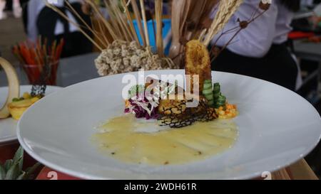 Bananes frites servies avec sauce. Dessert numéro un au monde en provenance d'Indonésie basé sur l'Atlas des goûts Banque D'Images