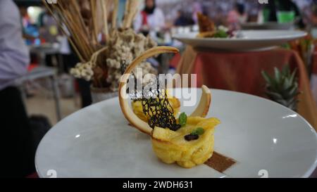 Bananes frites servies avec sauce. Dessert numéro un au monde en provenance d'Indonésie basé sur l'Atlas des goûts Banque D'Images