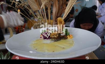 Bananes frites servies avec sauce. Dessert numéro un au monde en provenance d'Indonésie basé sur l'Atlas des goûts Banque D'Images