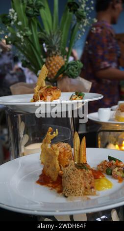 Bananes frites servies avec sauce. Dessert numéro un au monde en provenance d'Indonésie basé sur l'Atlas des goûts Banque D'Images