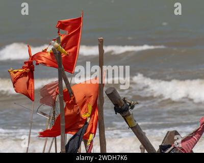 Détail des bateaux de pêche avec bouées en polystyrène arborant des drapeaux vietnamiens très usés à Sam son Beach, Thanh Hoa, Vietnam. Banque D'Images