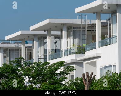 Maisons de vacances modernes en béton avec vue panoramique sur la mer à Sam son Beach, Thanh Hoa, Vietnam. Banque D'Images