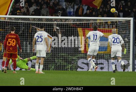 Rome, Italie. 20 janvier 2024. Milan Djuric (2e R) de Hellas Verona manque un penalty lors d'un match de football en Serie A entre Roma et Hellas Verona à Rome, Italie, le 20 janvier 2024. Crédit : Augusto Casasoli/Xinhua/Alamy Live News Banque D'Images