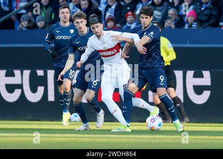 Bochum, Allemagne. 20 janvier 2024. Atakan Karazor (C), du VfB Stuttgart, fait une percée lors du match de première division de Bundesliga entre le VfL Bochum et le VfB Stuttgart à Bochum, en Allemagne, le 20 janvier 2024. Crédit : Joachim Bywaletz/Xinhua/Alamy Live News Banque D'Images