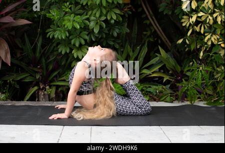 Petite fille faisant de la gymnastique à l'extérieur. gymnastique de 6 ans. Concept sport et enfant Banque D'Images