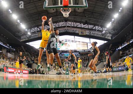 Waco, Texas, États-Unis. 20 janvier 2024. Darianna Littlepage-Buggs (5), garde des Baylor Lady Bears, tire le ballon contre Timia Ware, garde des Knights de l'UCF (21) lors de la 2e moitié du match de basket-ball NCAA entre les Knights de l'UCF et les Baylor Lady Bears au Foster Pavilion à Waco, Texas. Matthew Lynch/CSM/Alamy Live News Banque D'Images