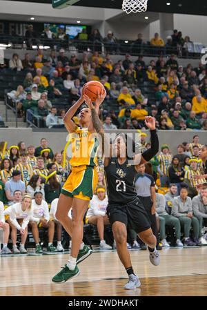 Waco, Texas, États-Unis. 20 janvier 2024. Darianna Littlepage-Buggs (5), garde des Baylor Lady Bears, tire le ballon contre Timia Ware, garde des Knights de l'UCF (21) lors de la 2e moitié du match de basket-ball NCAA entre les Knights de l'UCF et les Baylor Lady Bears au Foster Pavilion à Waco, Texas. Matthew Lynch/CSM/Alamy Live News Banque D'Images