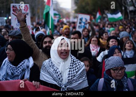 Barcelone, Espagne. 20 janvier 2024. Les manifestants chantent des slogans pendant la manifestation. Les gens ont participé à des manifestations de solidarité avec la Palestine et Gaza dans les principales villes espagnoles. Sous le slogan "Arrêtez le génocide en Palestine", les manifestants appellent à un cessez-le-feu immédiat et à l'arrêt des bombardements israéliens en Palestine, et contre le soutien des pays occidentaux à Israël. Crédit : SOPA Images Limited/Alamy Live News Banque D'Images