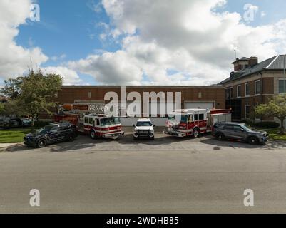 Police et pompiers avec voitures de police et camions de pompiers garés à l'extérieur. Banque D'Images