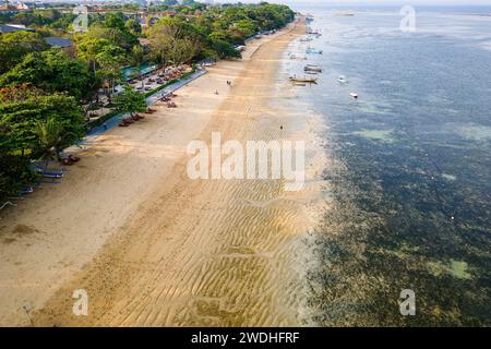Vue aérienne d'une plage tropicale de sable entourée d'un feuillage luxuriant (Saur, Bali, Indonésie) Banque D'Images