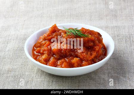 caviar d'aubergine sur table en bois Banque D'Images