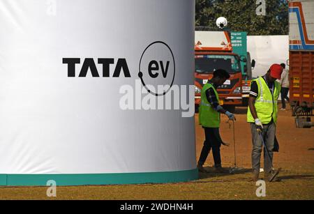 Mumbai, Inde. 20 janvier 2024. On voit des travailleurs nettoyer près du logo Tata à Mumbai. Le groupe Tata est l'un des plus grands conglomérats réputés vendant différents produits et services dans différents pays du monde, ayant son siège social à Mumbai. Crédit : SOPA Images Limited/Alamy Live News Banque D'Images