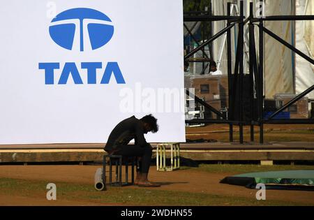 Mumbai, Inde. 20 janvier 2024. Un homme vu assis près d'un logo Tata à Mumbai. Le groupe Tata est l'un des plus grands conglomérats réputés vendant différents produits et services dans différents pays du monde, ayant son siège social à Mumbai. Crédit : SOPA Images Limited/Alamy Live News Banque D'Images