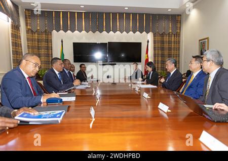 Kingston, Jamaïque. 20 janvier 2024. Le Premier ministre jamaïcain Andrew Holness rencontre le ministre chinois des Affaires étrangères Wang Yi, également membre du bureau politique du Comité central du Parti communiste chinois, à Kingston, Jamaïque, le 20 janvier 2024. Les ministres jamaïcains des affaires étrangères, des finances, de la santé et de l'infrastructure ont également participé à la réunion. Crédit : Li Mengxin/Xinhua/Alamy Live News Banque D'Images