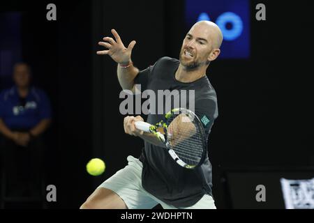 Melbourne, Australie. 21 janvier 2024. Adrian Mannarino (FRA) en action lors de leur match de quatrième tour contre Novak Djokovic (SRB) lors de l'Open d'Australie, match international de tennis à Melbourne, Australie, janvier 21 2024 Credit : Independent photo Agency/Alamy Live News Banque D'Images