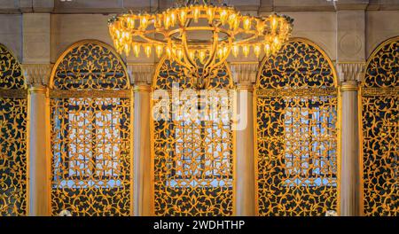 Istanbul, Turquie - 8 novembre 2023 : décor orné d'arcs en or floraux et lustre à l'intérieur de la Grande Mosquée Sainte-Sophie dans une ancienne église byzantine Banque D'Images