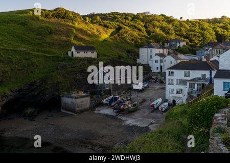 Portloe, Cornouailles, Angleterre, Royaume-Uni - 27 mai 2022 : bateaux de pêche sur Portloe Beach Banque D'Images